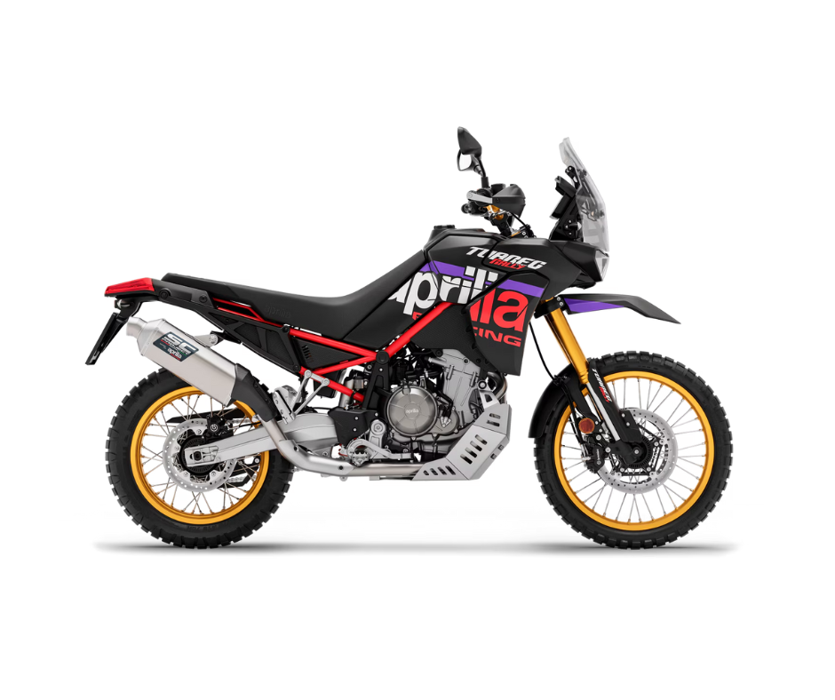 Uno scooter nero è parcheggiato su uno sfondo bianco.