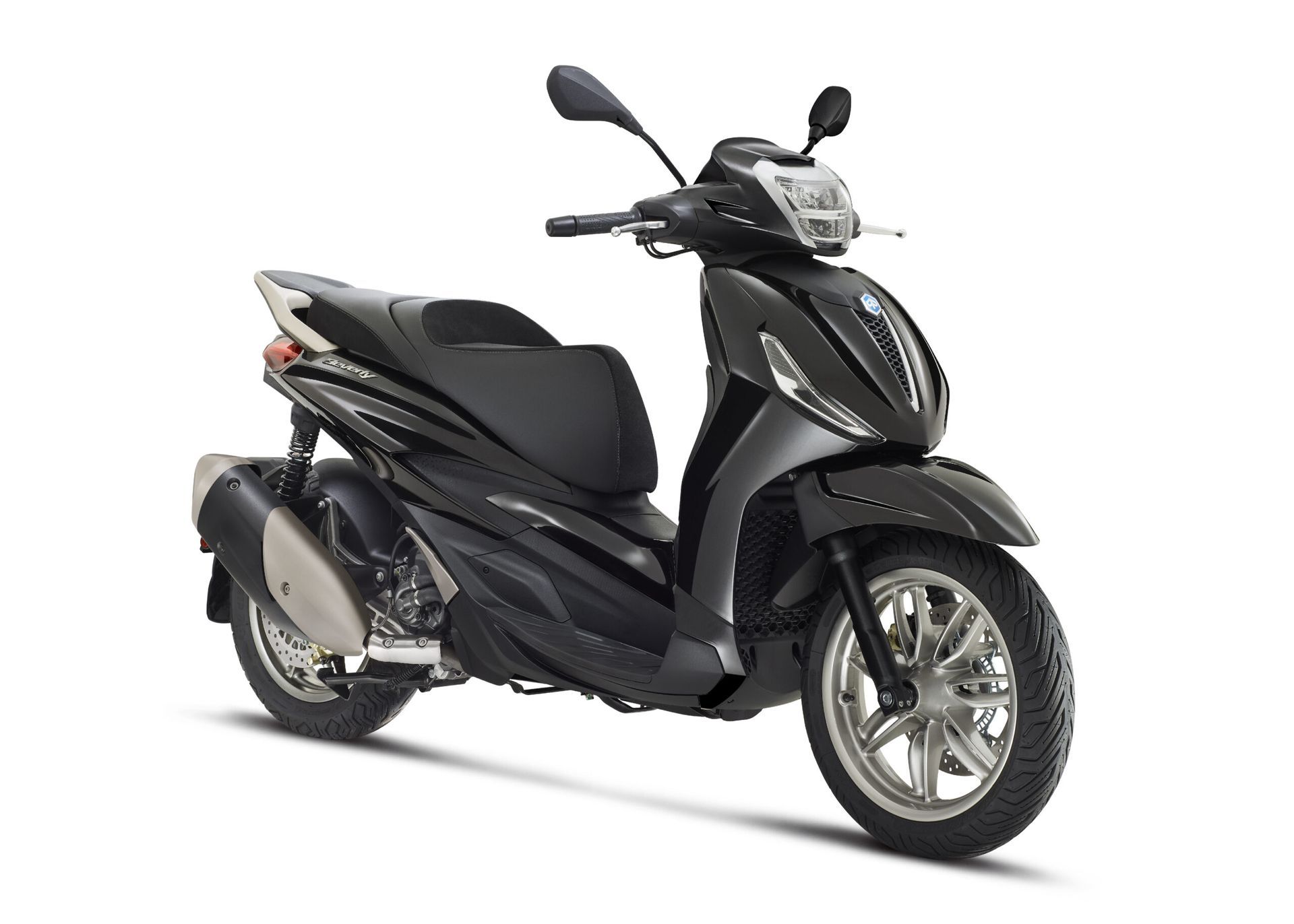 Uno scooter nero è parcheggiato su uno sfondo bianco.