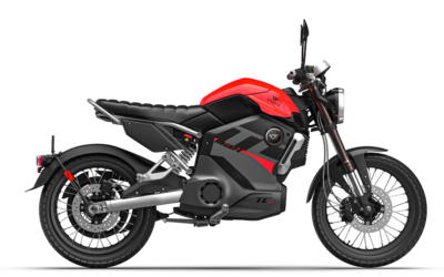 Uno scooter nero è parcheggiato su uno sfondo bianco.