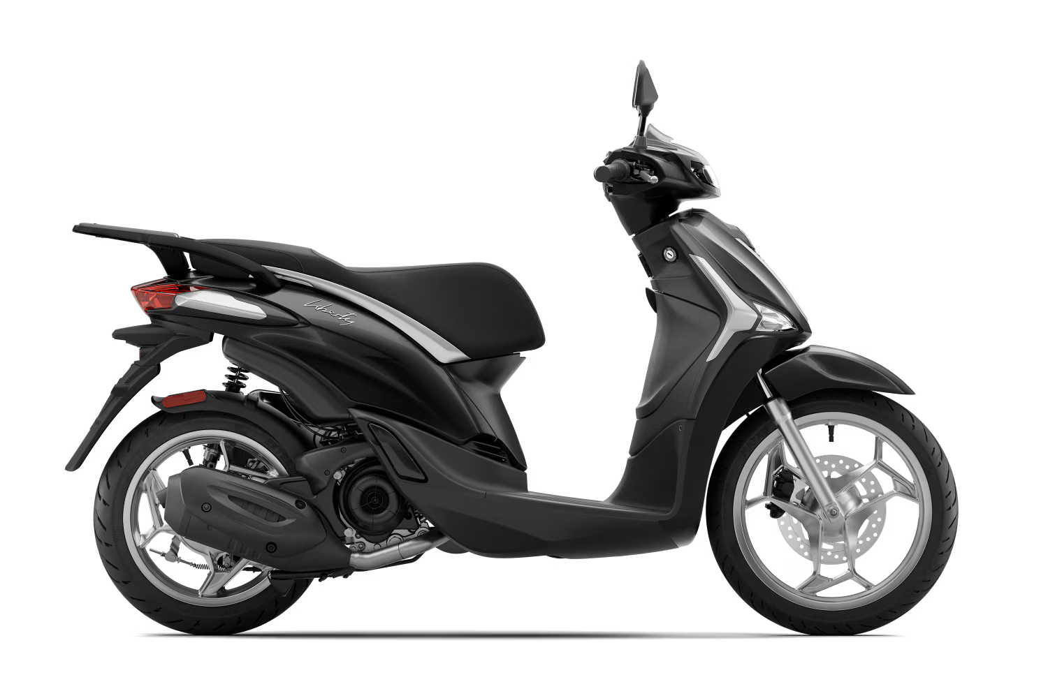 Uno scooter nero è parcheggiato su uno sfondo bianco.