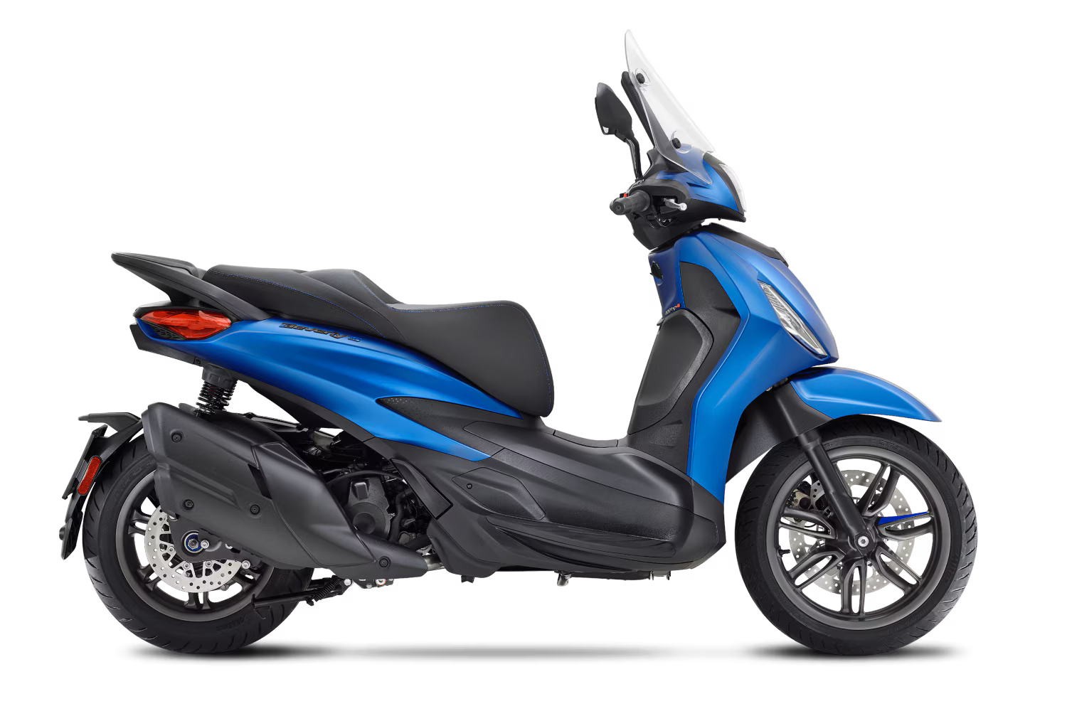 Uno scooter nero è parcheggiato su uno sfondo bianco.