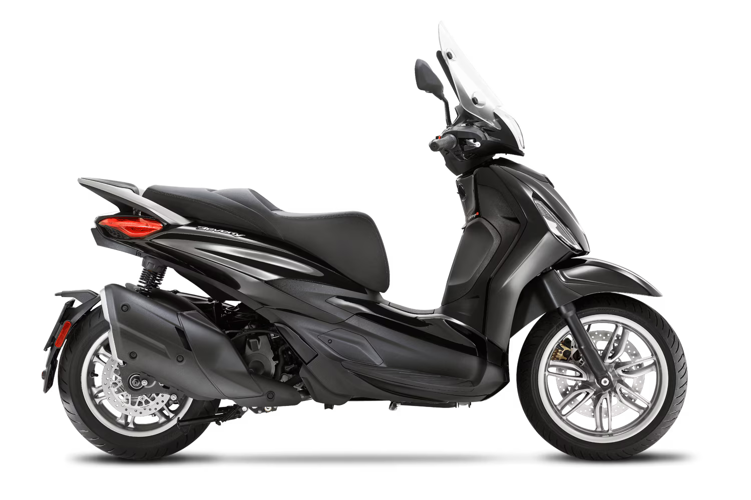 Uno scooter nero è parcheggiato su uno sfondo bianco.