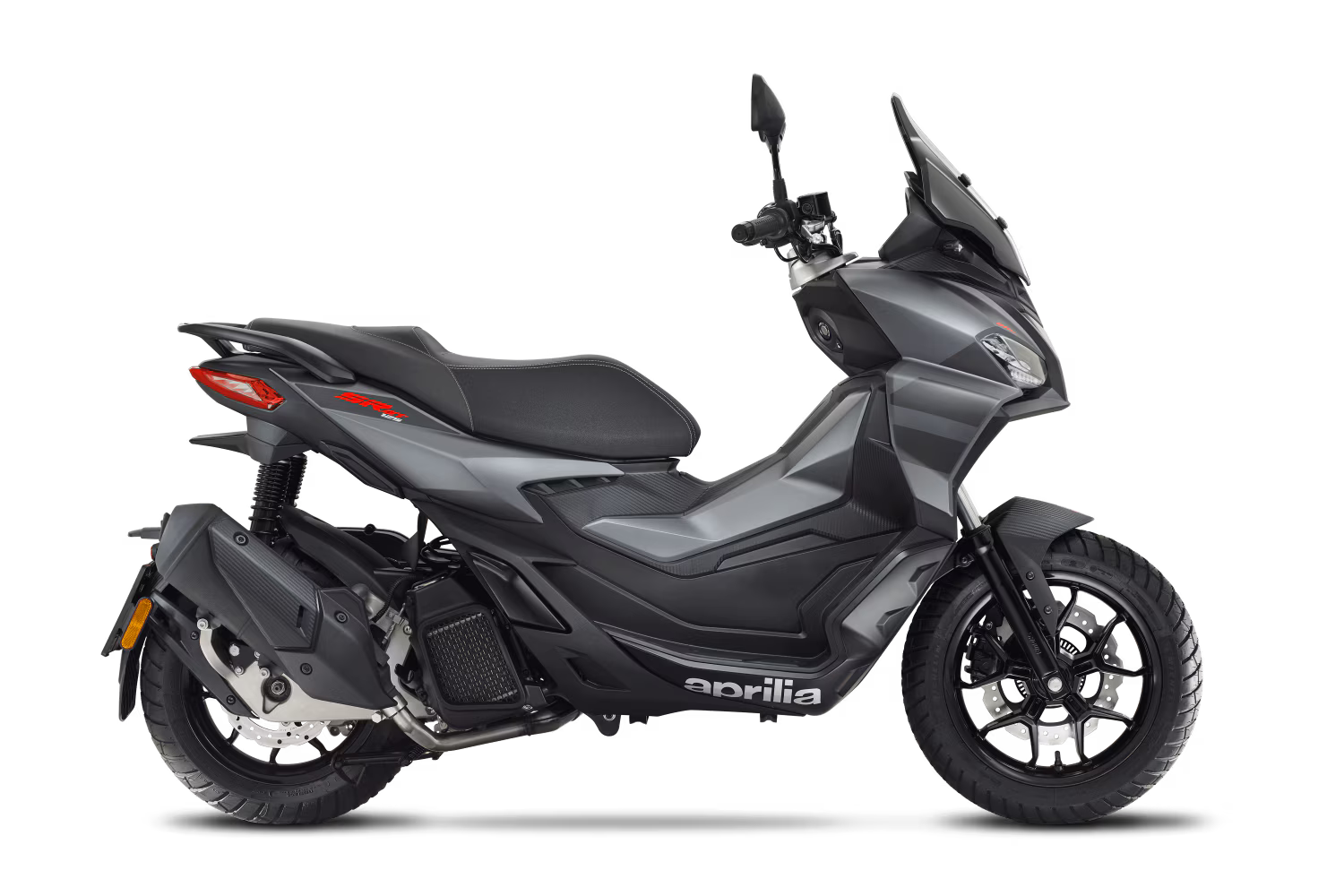 Uno scooter nero è parcheggiato su uno sfondo bianco.