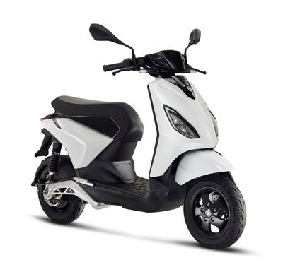 Uno scooter bianco con un sedile nero su uno sfondo bianco.