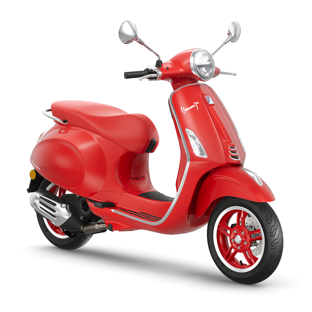 Uno scooter nero è parcheggiato su uno sfondo bianco.