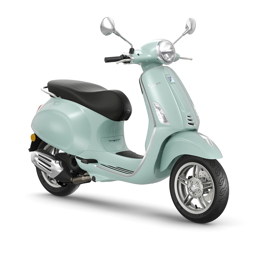 Uno scooter nero è parcheggiato su uno sfondo bianco.