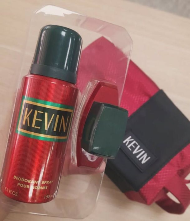 Botella de spray para el cuidado personal KEVIN roja y estuche negro con el logo de la marca