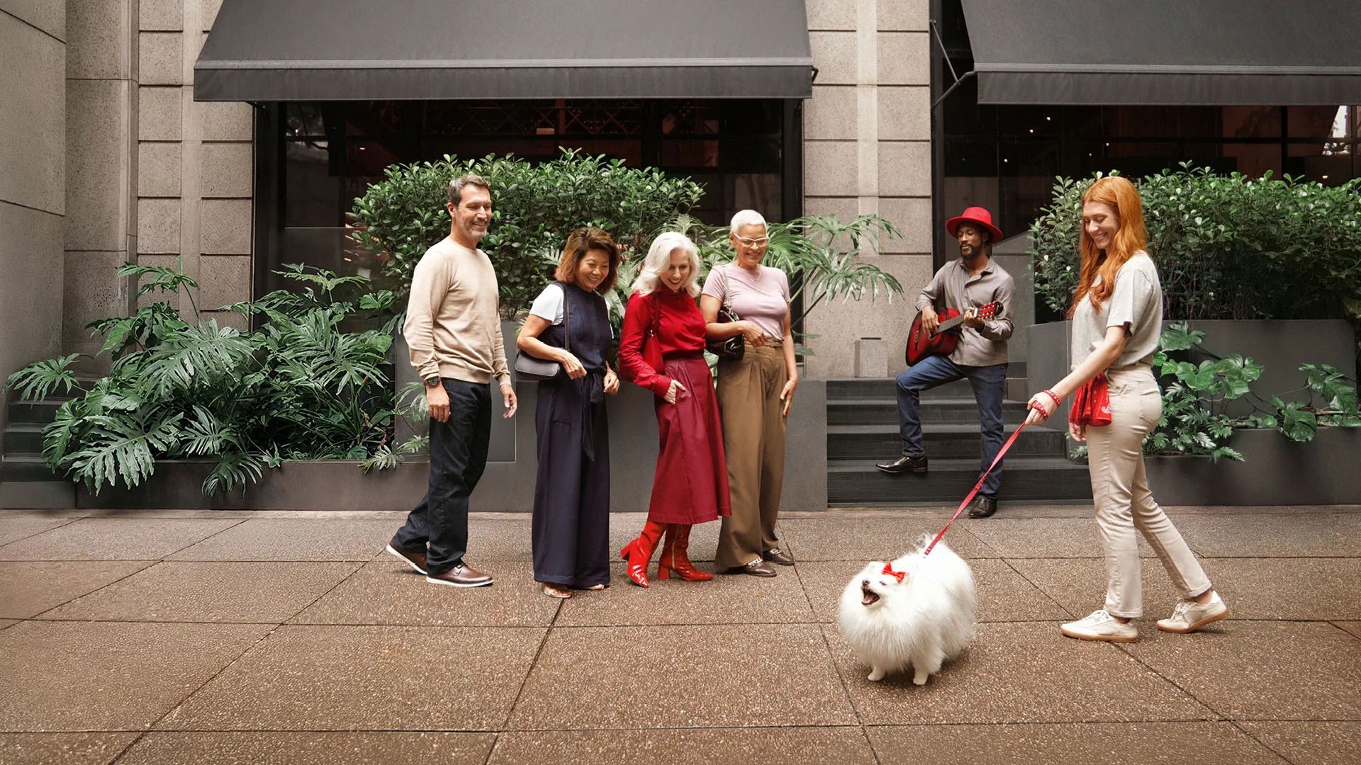 Person wearing Signia MaX hearing aids walking through a busy noisy street