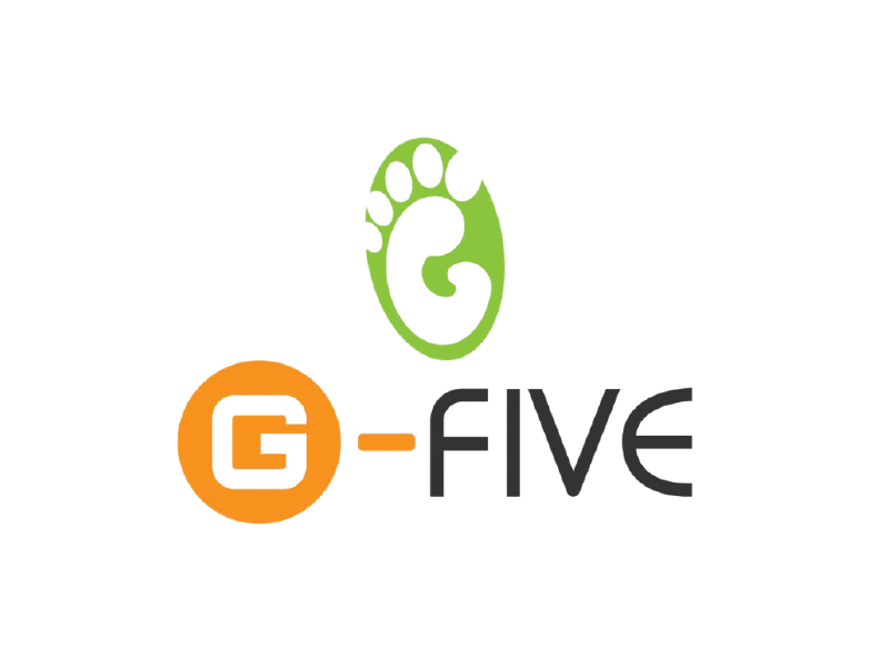 Logotipo de G-FIVE con icono de huella verde y texto naranja y negro sobre fondo blanco.