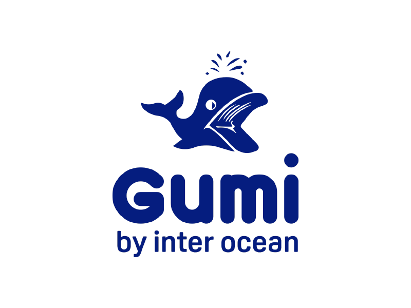Logotipo azul de Gumi con una ballena y el texto “by inter ocean”