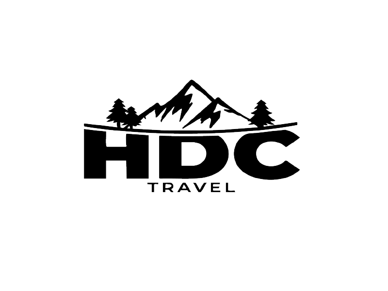 Logotipo de HDC Travel con silueta de montaña y pino en blanco y negro.