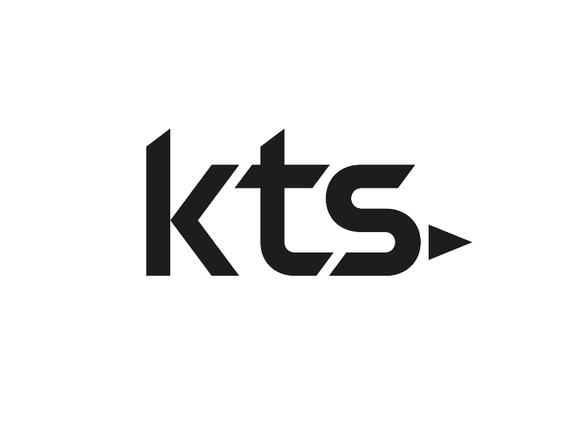 Logotipo negro de “kts” con un pequeño triángulo apuntando hacia la derecha sobre un fondo blanco.