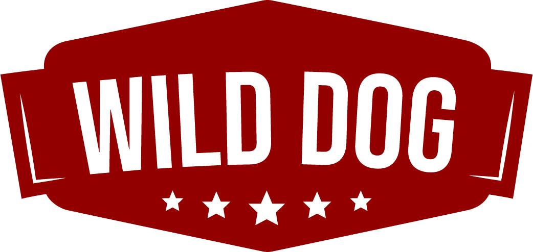 Logotipo rojo con la inscripción “WILD DOG” en blanco y estrellas debajo.