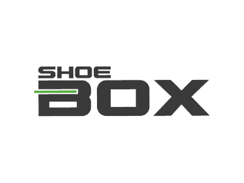 Logotipo de SHOE BOX en gris oscuro con una línea verde, sobre un fondo blanco.