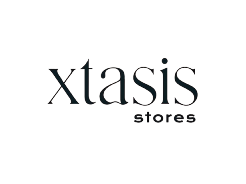 Logotipo de Xtasis Stores en texto negro en minúsculas sobre fondo blanco
