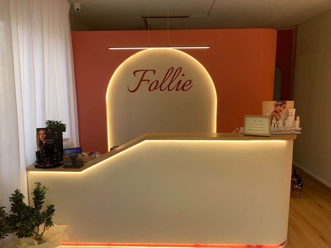 Elegante bancone della reception con illuminazione calda e insegna