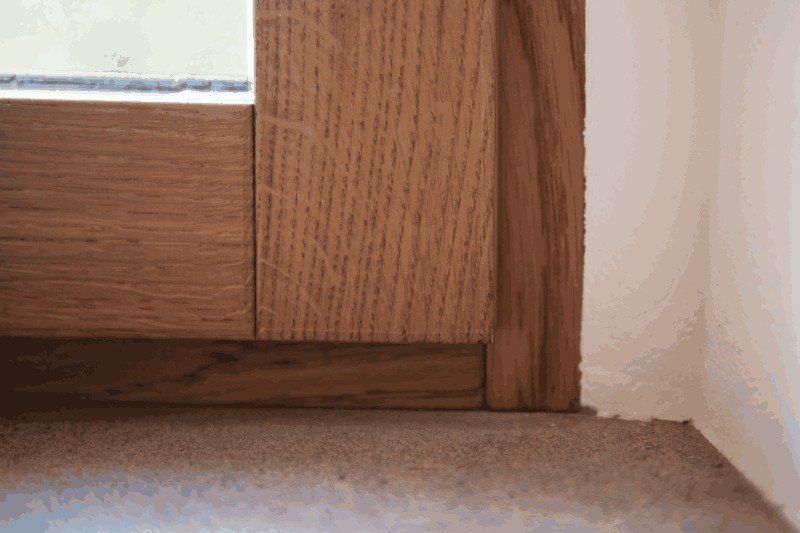 spigolo inferiore di una porta finestra in legno