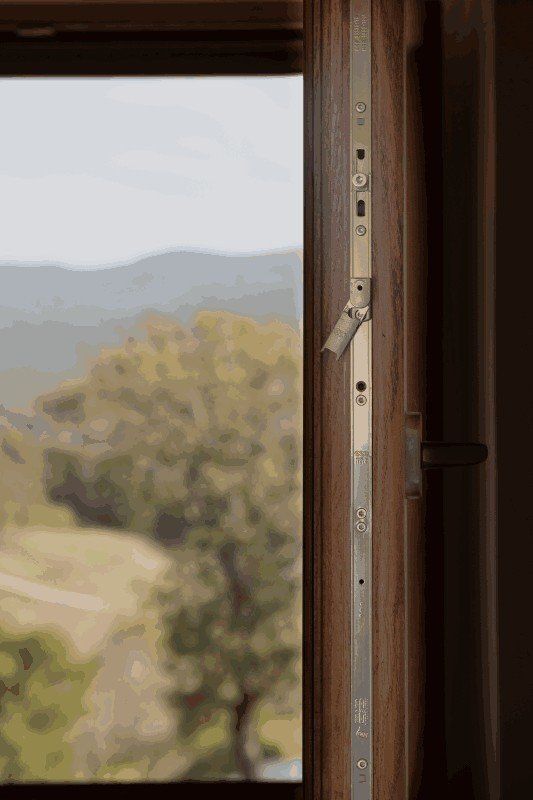 sezione interna di una finestra in legno