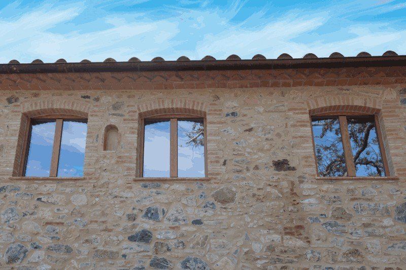 edificio in pietra con finestre in legno chiuse