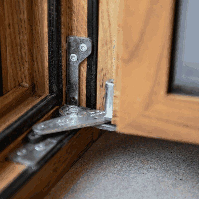 cerniera di una finestra in legno e alluminio