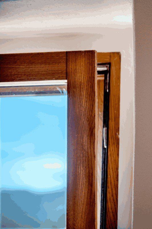 finestra in legno socchiusa