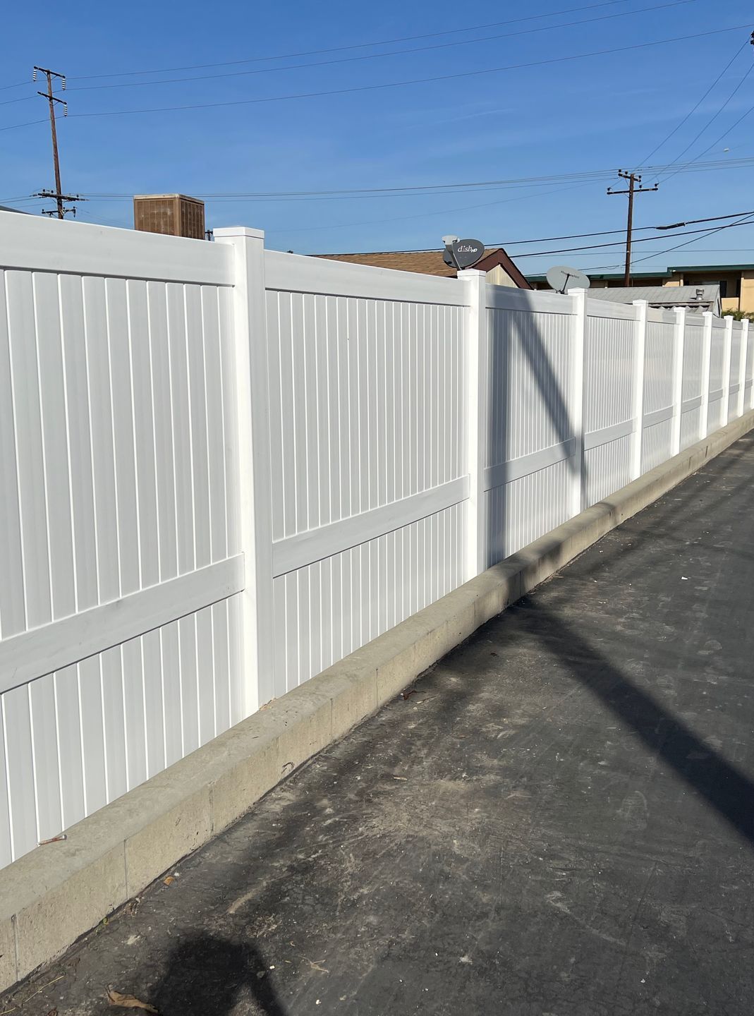 white vinyl fence