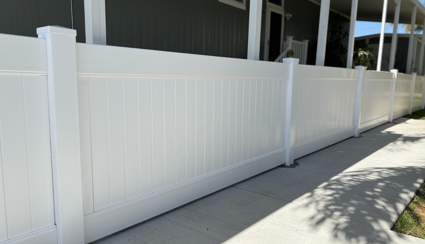 white vinyl fence