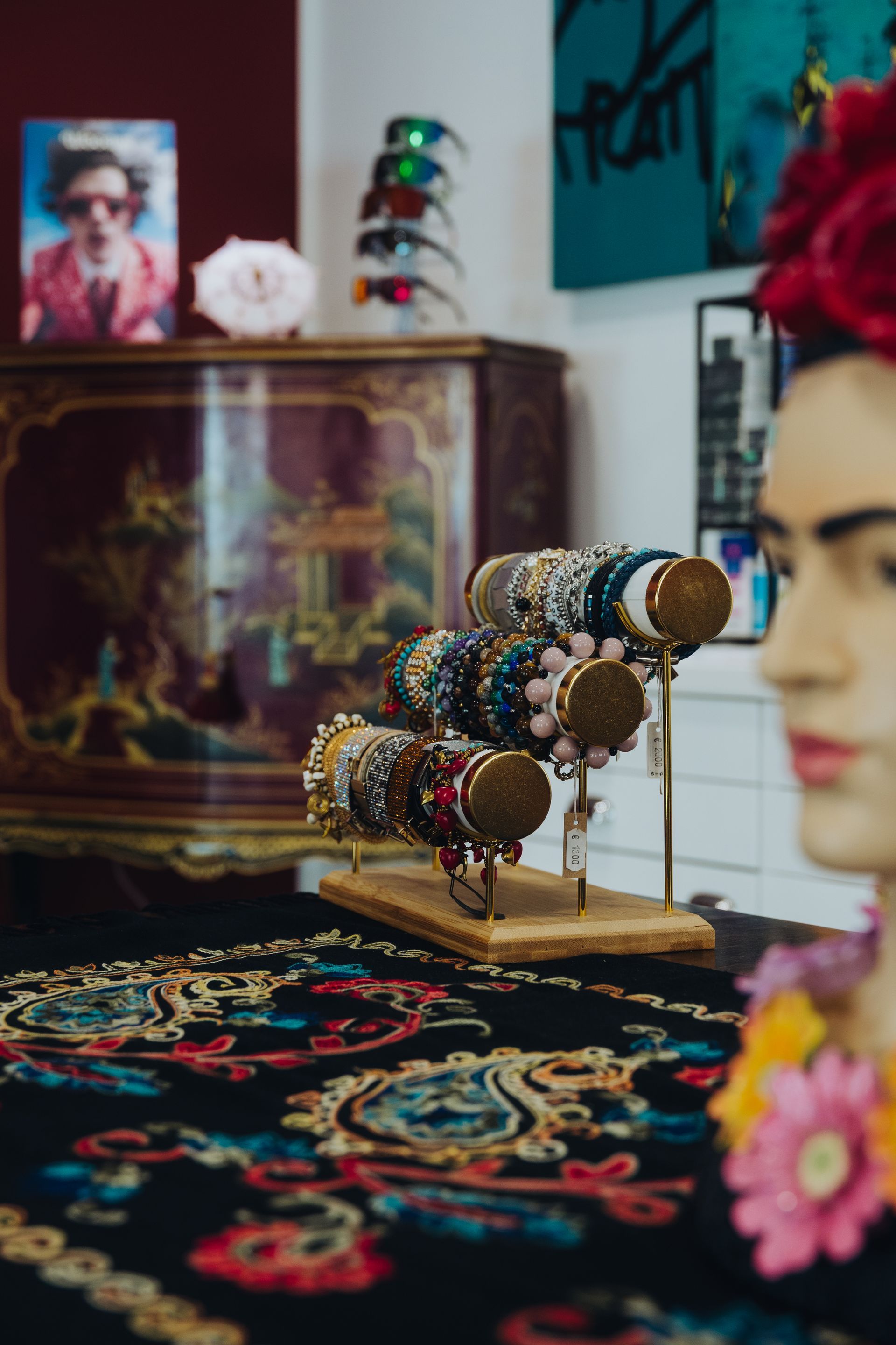 negozio con esposizione di bracciali