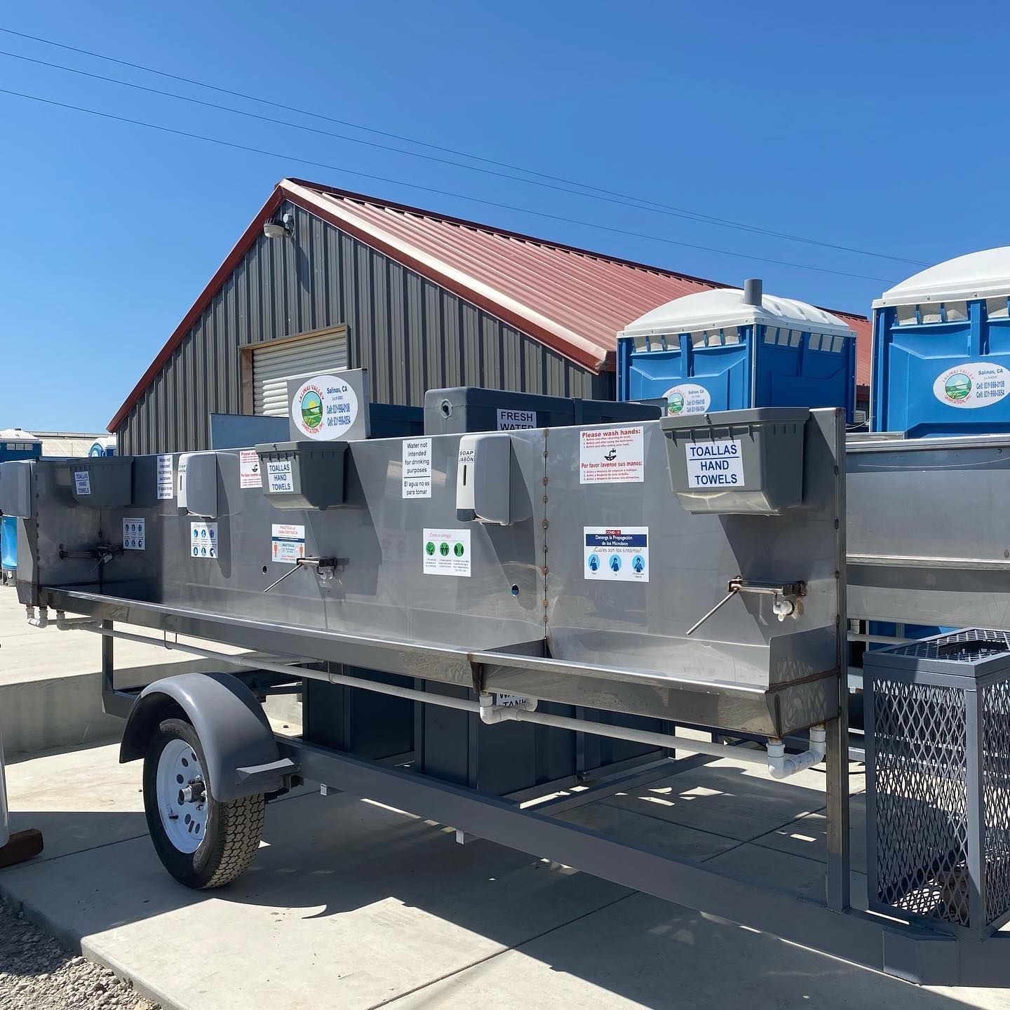 A trailer with a bunch of sinks on it