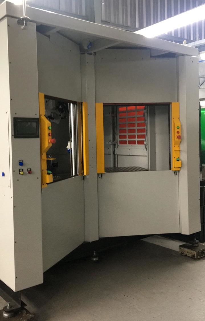 Célula robotizada p/ soldagem com 2 estações fixas