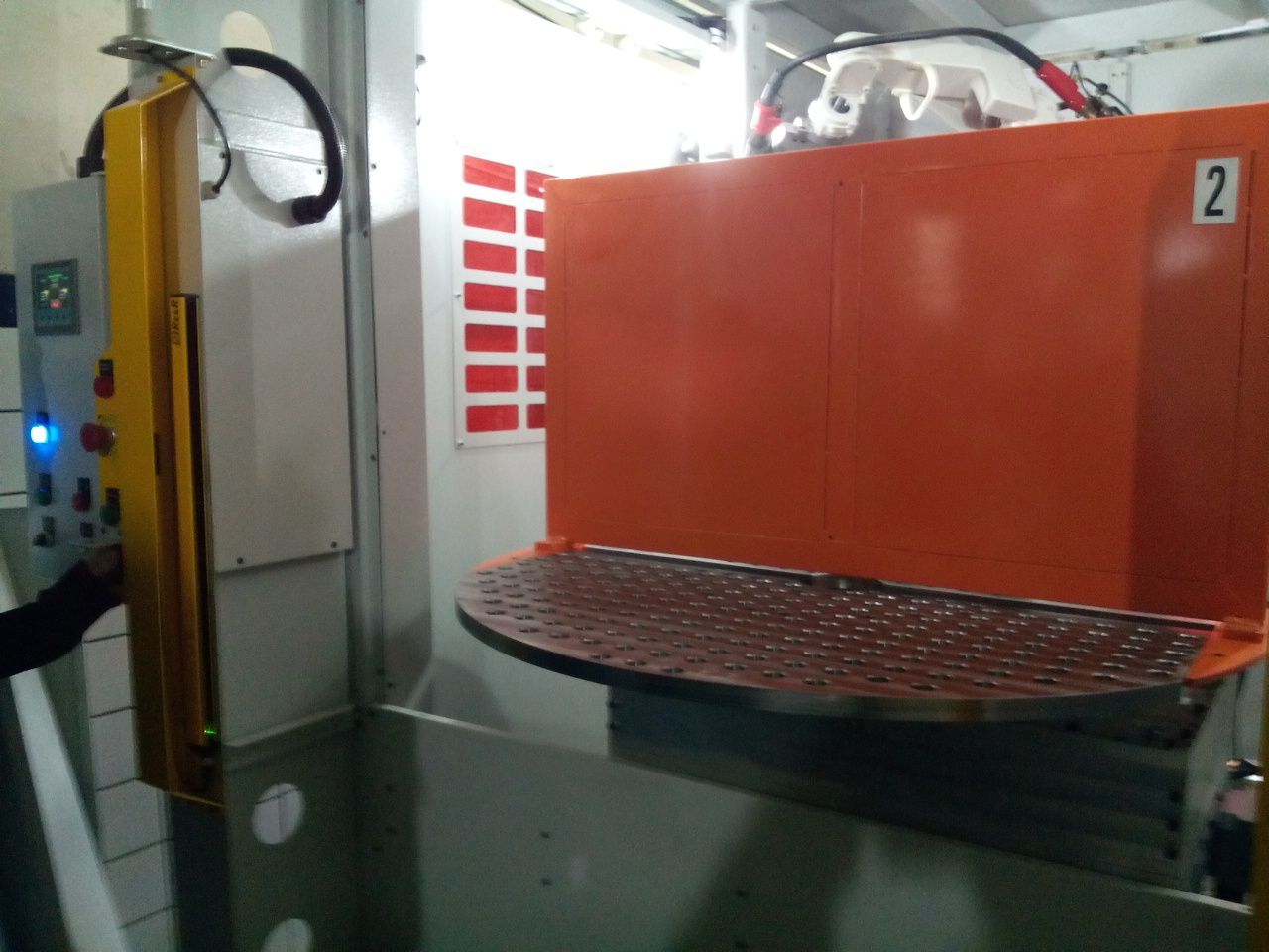 Célula robotizada c/ mesa transfer