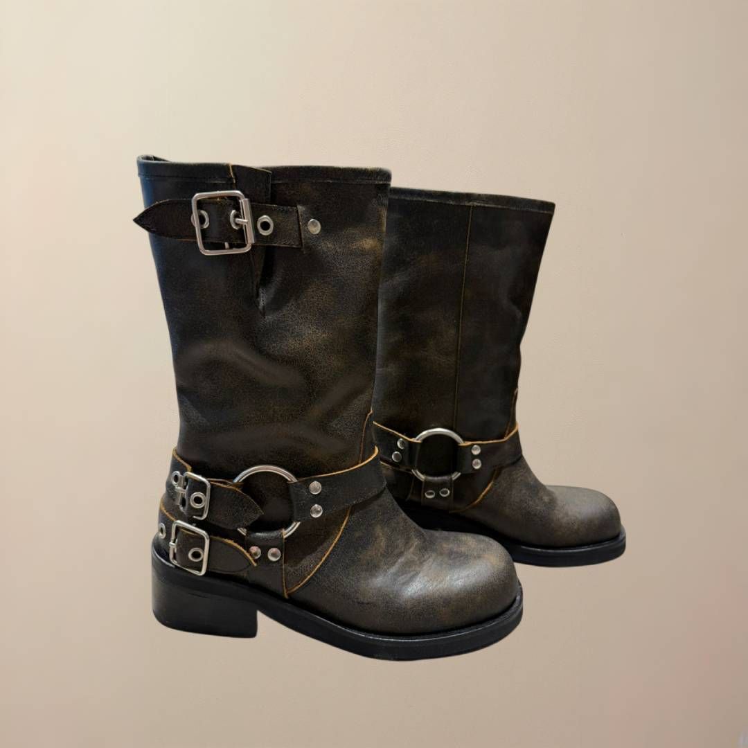 Par de botas de moto de piel marrón con hebillas y correas.