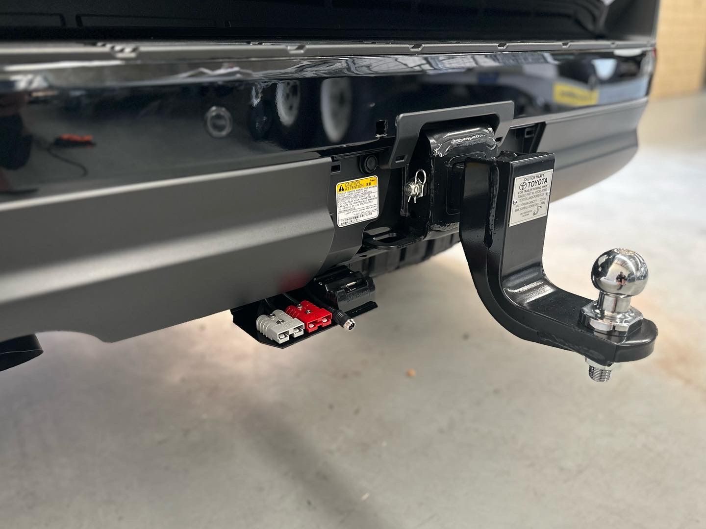 Rear tow bar electrical setup with Anderson plugs for caravan power and off-grid 4WD travel.
