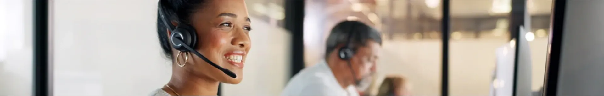 Uma mulher usando um fone de ouvido está atendendo um cliente