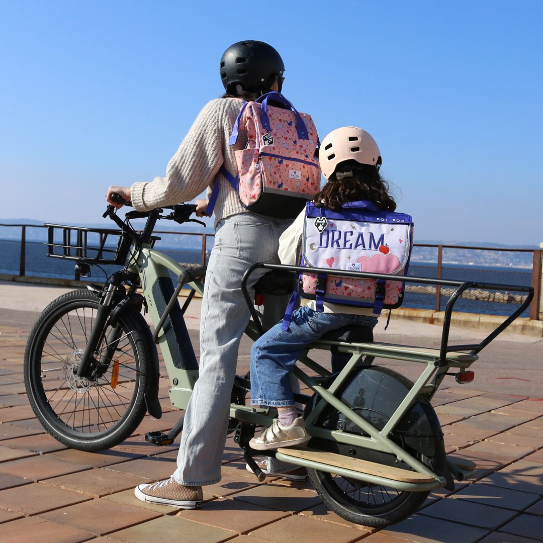 Enfant à vélo avec cartable école primaire, modèle confortable et ergonomique adapté aux déplacements quotidiens et à la rentrée
