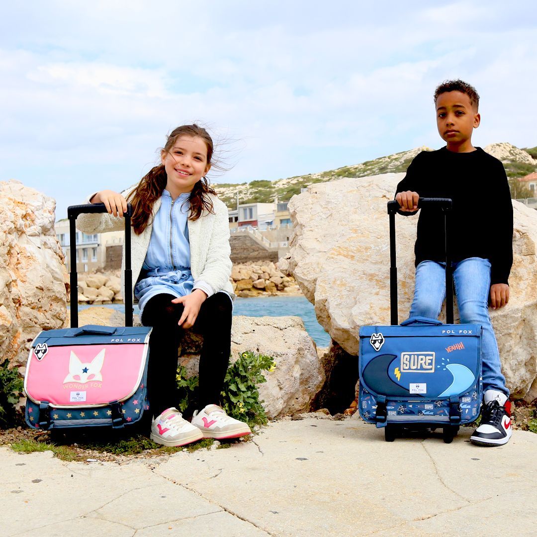 Enfants avec cartables à roulettes Pol Fox, modèles ergonomiques et pratiques pour l’école primaire et le confort du dos