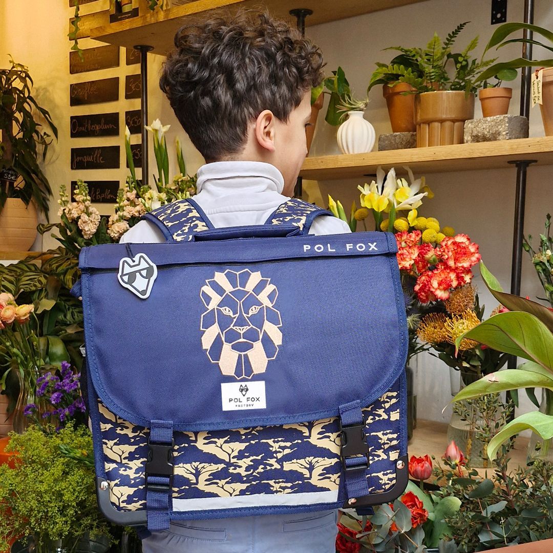 Cartable réversible Pol Fox porté par un enfant, motif lion