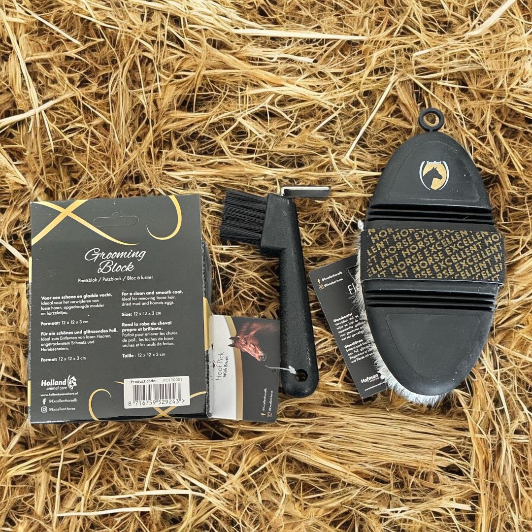 Een complete paardenverzorgingsset met een hoevenkrabber grooming block en een zachte borstel