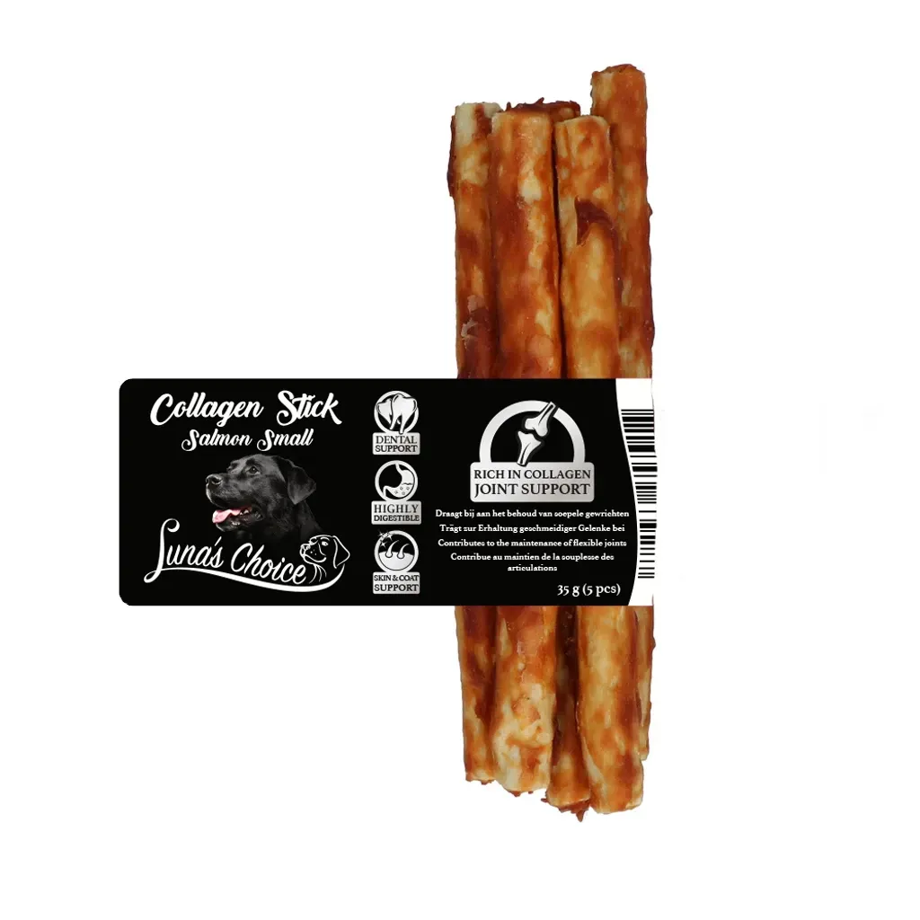 Verpakking met gerookte collageen hondensnacks in de vorm van sticks, met zwart etiket en bruine kauwsticks.