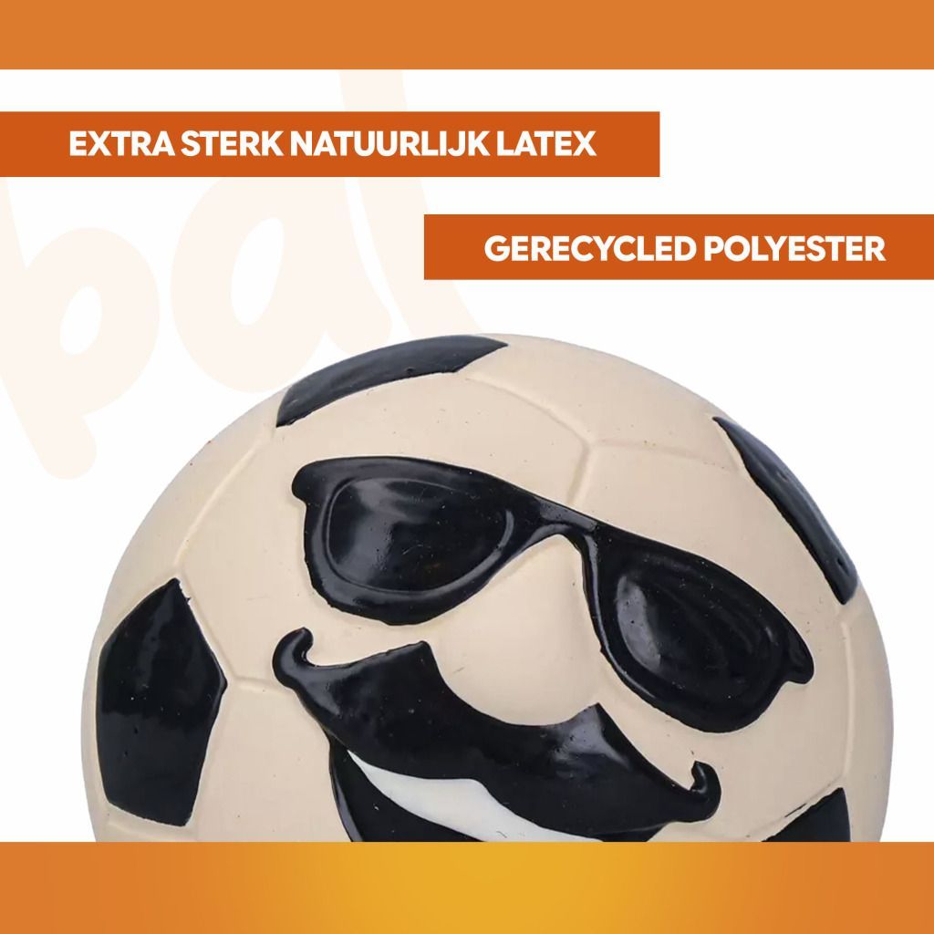 Lachende zwart-witte voetbal met zonnebril, snor en rode mond