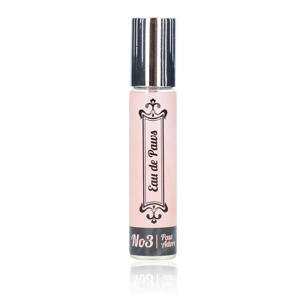 Eau de Parfum No. 3 sprayflacon en doos in zwarte, roze en witte verpakking. hond