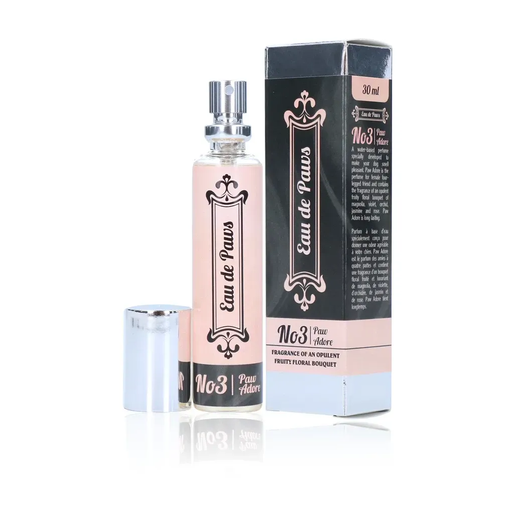 Eau de Parfum No. 3 sprayflacon en doos in zwarte, roze en witte verpakking. hond