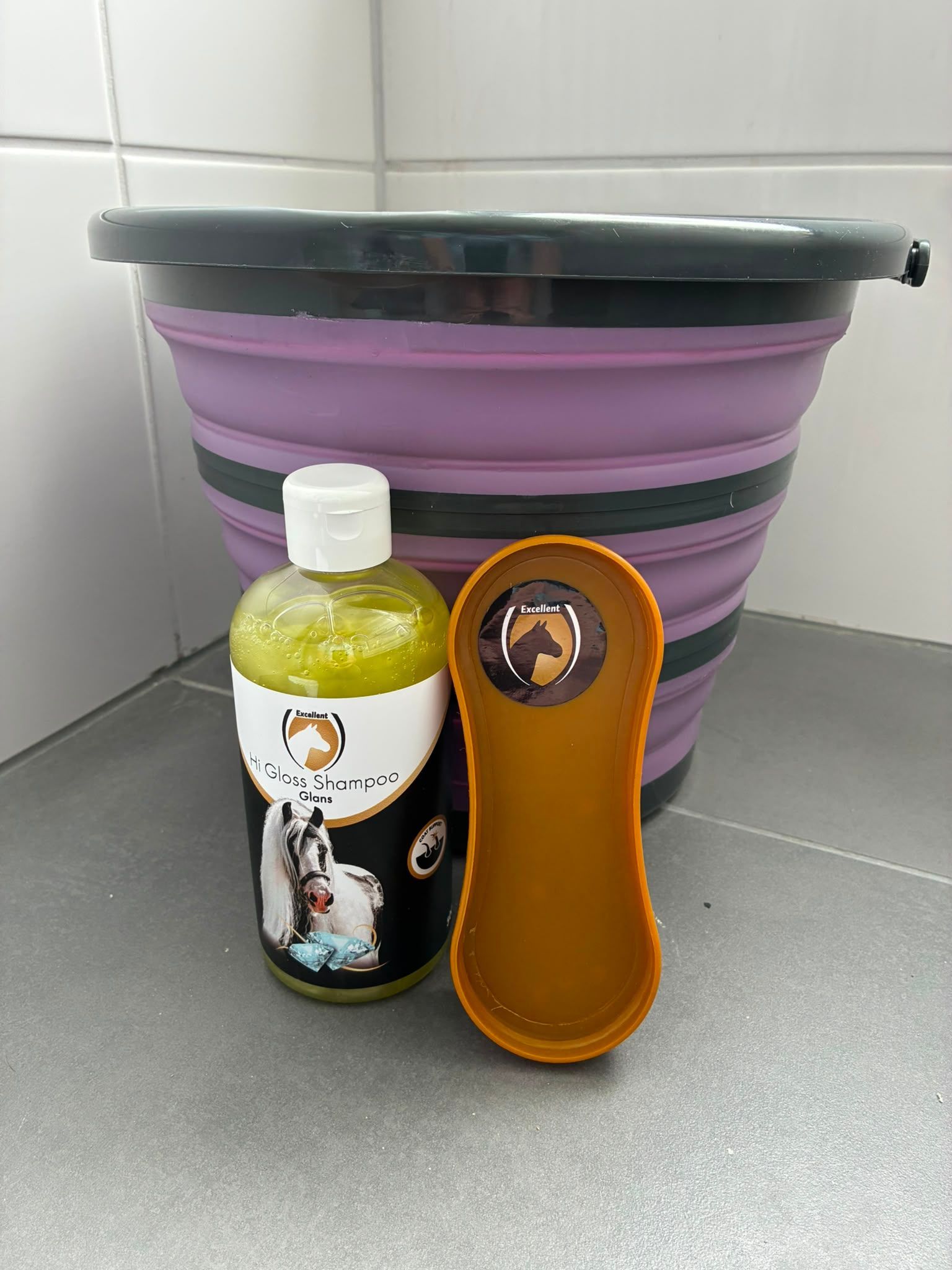 vouwbare emmer met paardenshampoo en multi brush