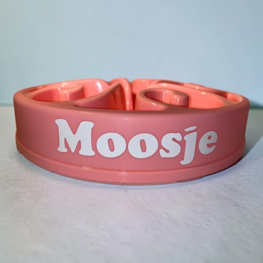 Roze voerbak voor huisdieren met witte letters