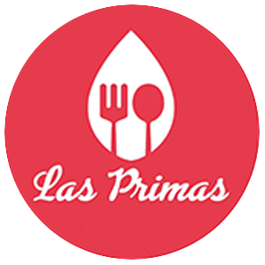 Logotipo circular rojo con tenedor, cuchara y texto “Las Primas” en blanco.