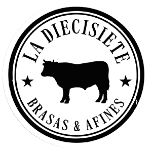 Logotipo circular en blanco y negro con la silueta de una vaca y las palabras “La Diecisiete Brasas & Afines”.