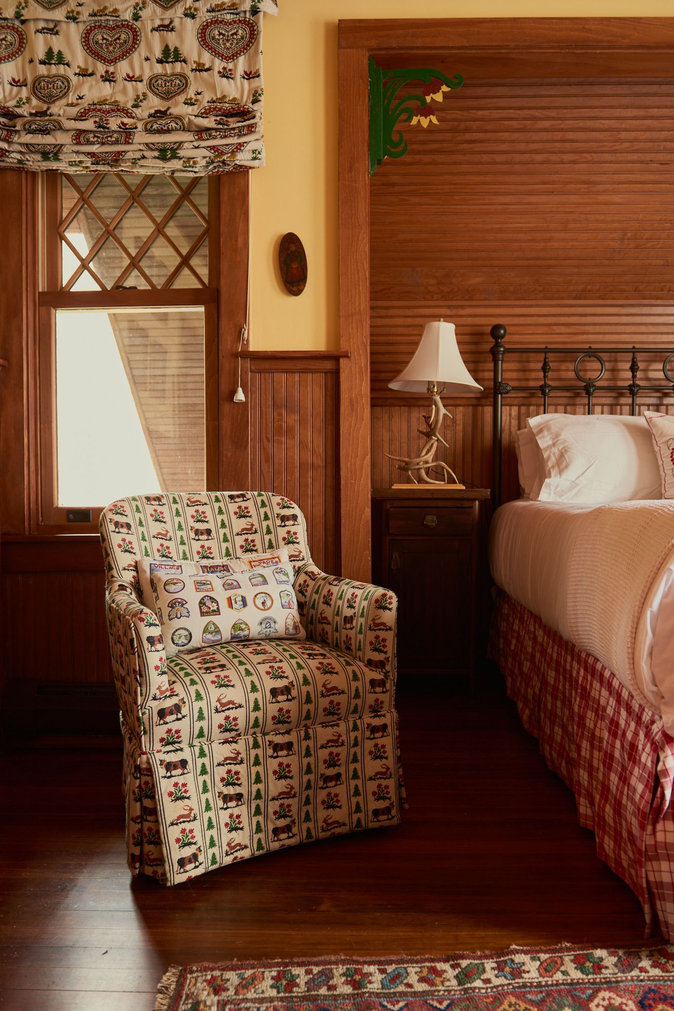 A bedroom with a bed , chair and lamp