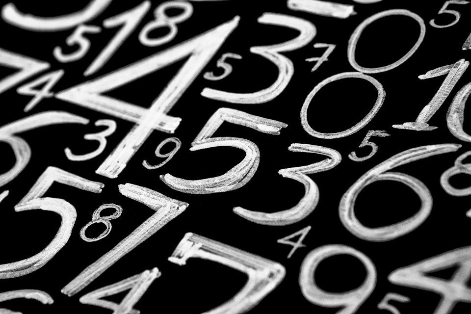 numeri scritti su una lavagna