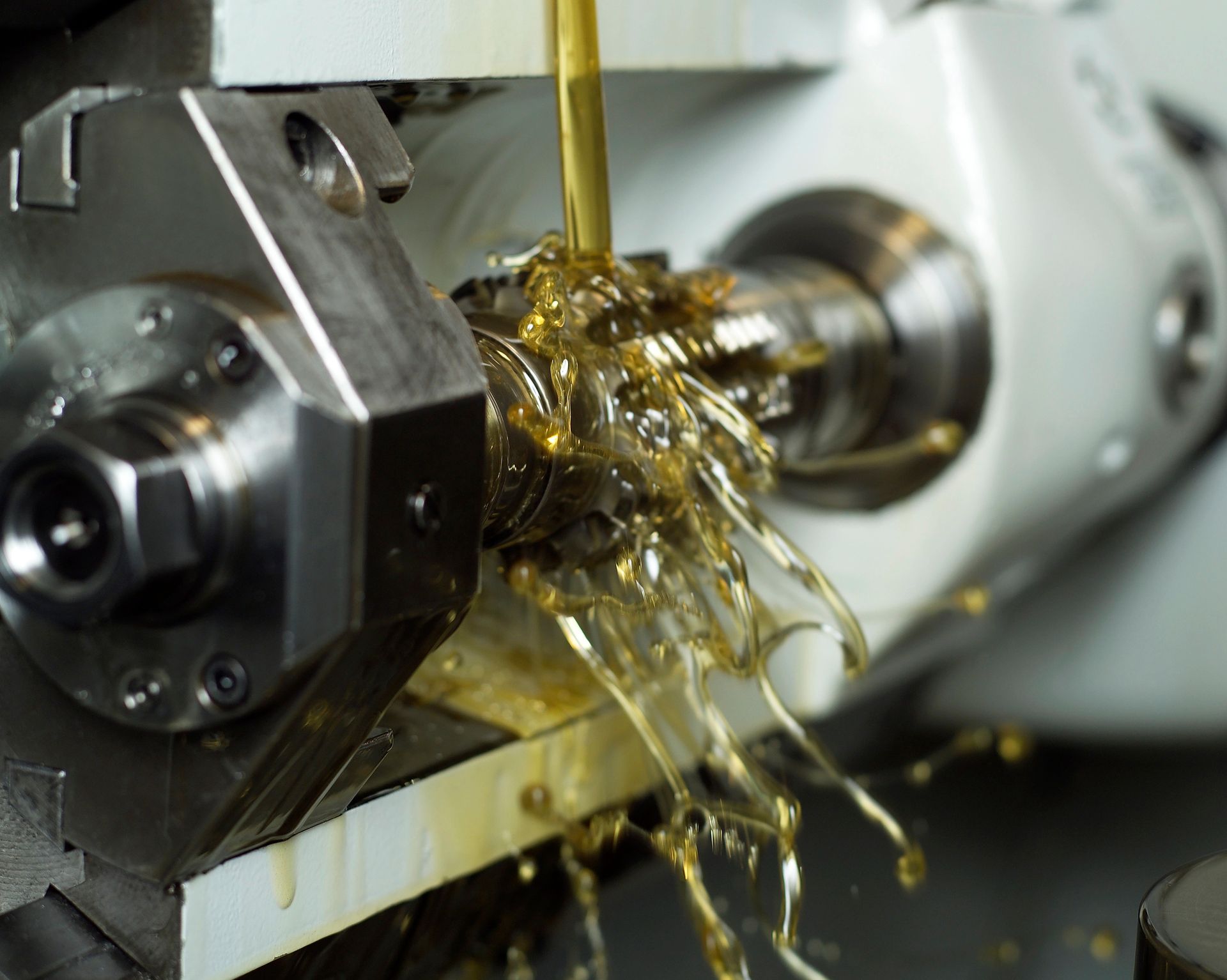 Un primer plano de una máquina con aceite saliendo de ella.
