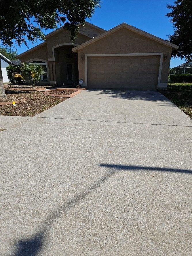Clean driveway and house exterior after pressure washing in Riverview Florida